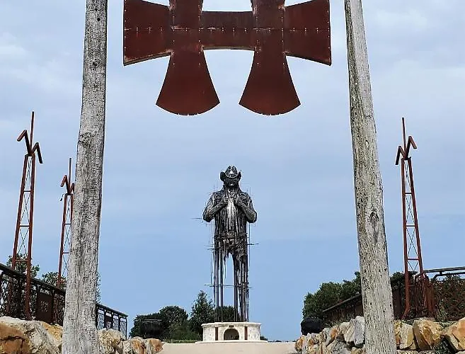 A Andre De La Marche Proche Du Puy Du Fou *